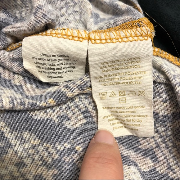 EUC! We The Free Snake Print Tee Size Small - Picture 8 of 9